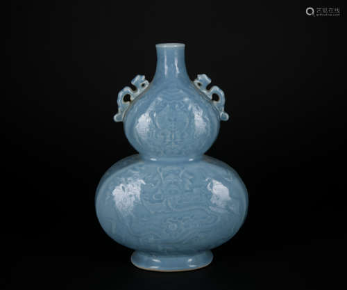 A blue glazed 'dragon' gourd-shaped vase