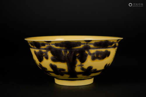 A yellow-ground and purple glazed 'figure' bowl
