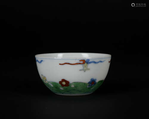 A Wu cai 'floral' cup