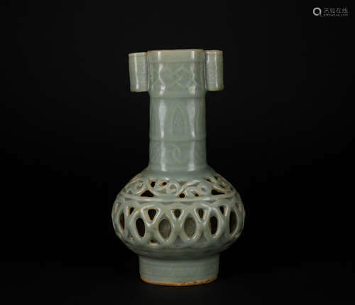 A Long quan vase with two ears