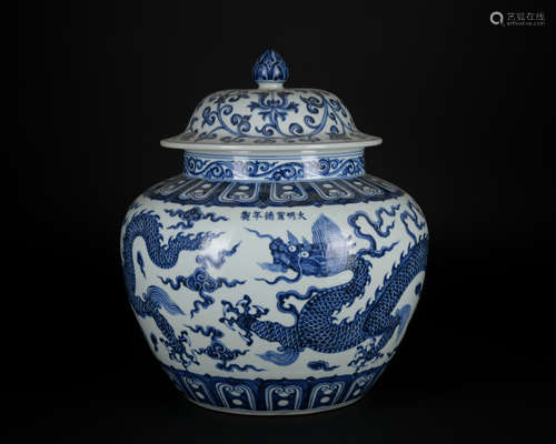 A blue and white 'dragon' jar