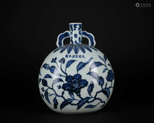 A blue and white 'floral' moonflask