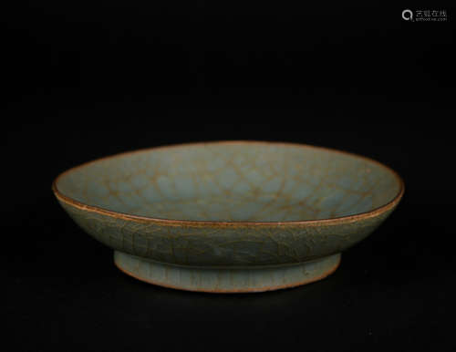 A officer glazed dish