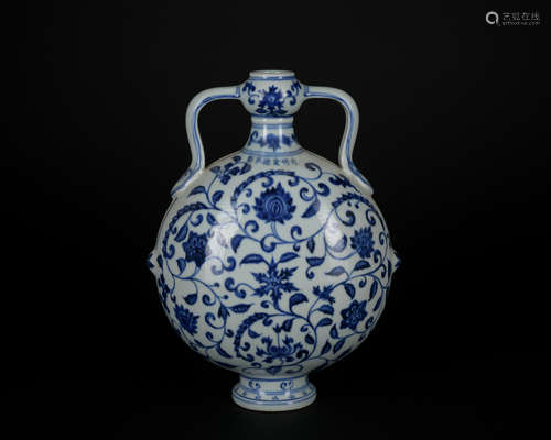 A blue and white 'floral' moonflask