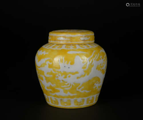 A yellow glazed 'dragon' tea caddy