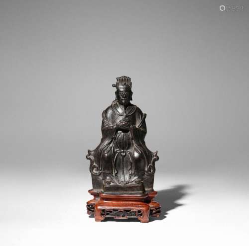 A CHINESE BRONZE SEATED FIGURE OF A DIGNITARY