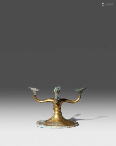 AN UNUSUAL CHINESE GILT-BRONZE CUP STAND