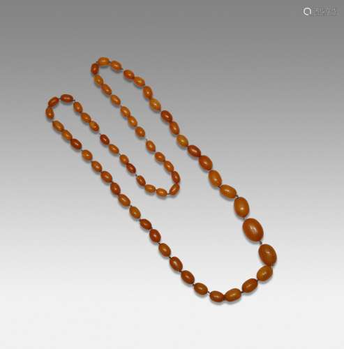 A CHINESE AMBER GRADUATED BEAD NECKLACE