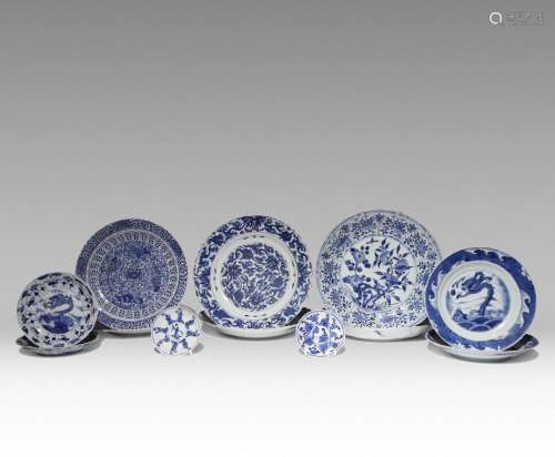 A SMALL COLLECTION OF CHINESE BLUE AND WHITE ITEMS