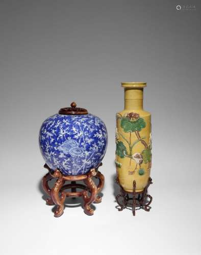 A CHINESE SANCAI GLAZED ROULEAU VASE AND A BLUE AND WHITE 'B...