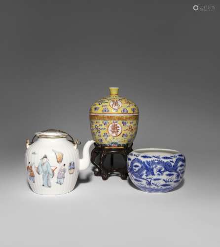 THREE CHINESE PORCELAIN ITEMS