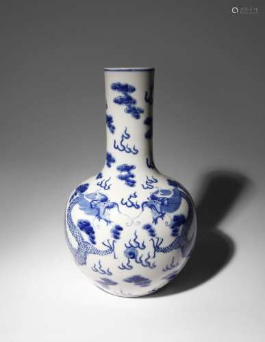 A CHINESE BLUE AND WHITE 'DRAGON' BOTTLE VASE, TIANQIUPING