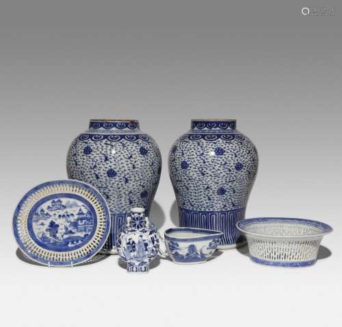 SIX CHINESE BLUE AND WHITE ITEMS