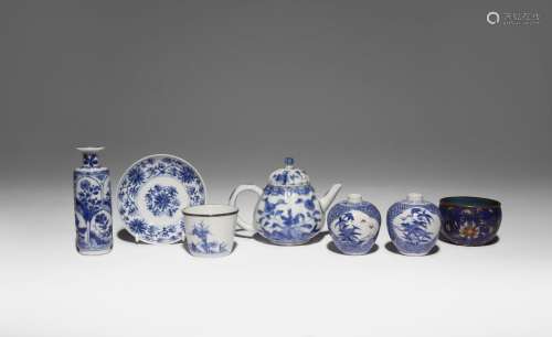 A SMALL GROUP OF CHINESE BLUE AND WHITE ITEMS