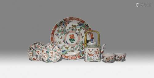 A CHINESE FAMILLE VERTE EWER AND COVER, A DISH AND A PAIR OF...