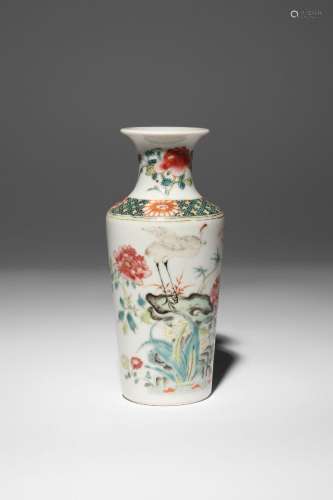 A SMALL CHINESE FAMILLE ROSE VASE