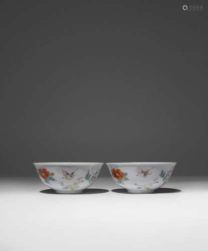 A PAIR OF CHINESE FAMILLE ROSE 'FLORAL' BOWLS
