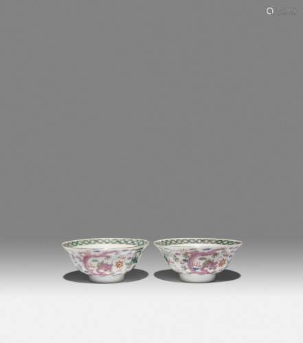 A PAIR OF CHINESE FAMILLE ROSE 'DRAGON' BOWLS