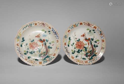 A PAIR OF CHINESE FAMILLE ROSE 'PHOENIX' DISHES