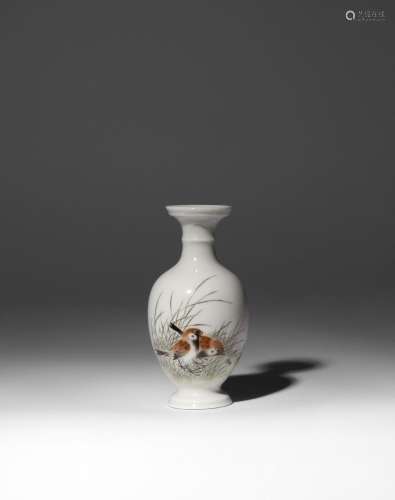 A SMALL CHINESE ENAMELLED BALUSTER VASE