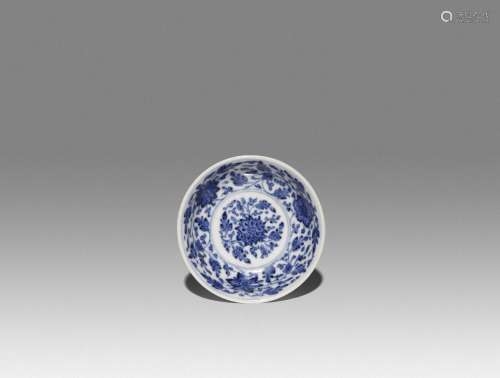 A SMALL CHINESE BLUE AND WHITE MING STYLE DISH