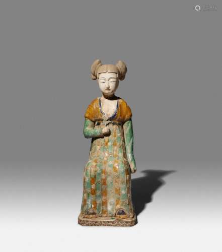 A CHINESE SANCAI POTTERY FIGURE OF A SEATED COURT LADY