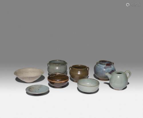 A SMALL COLLECTION OF CHINESE CERAMICS