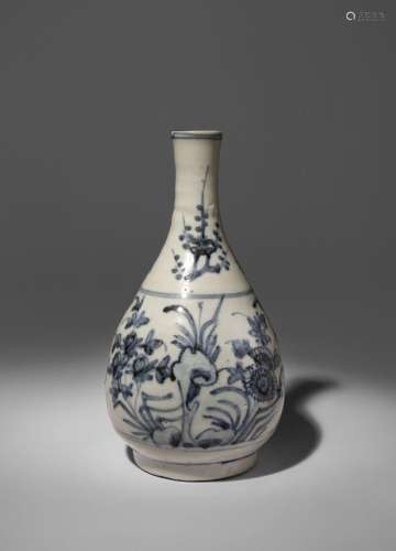 A CHINESE SWATOW BLUE AND WHITE PEAR-SHAPED VASE