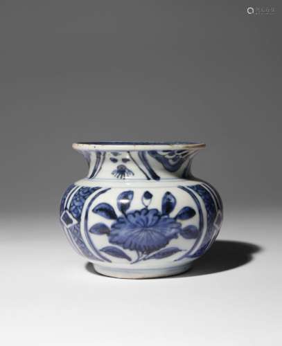 A CHINESE BLUE AND WHITE KRAAK ZHADOU