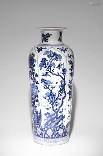A LARGE CHINESE BLUE AND WHITE CYLINDRICAL VASE