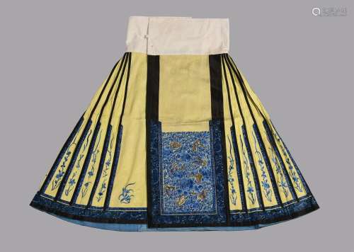 An attractive Chinese yellow Chinese silk damask wide pleate...