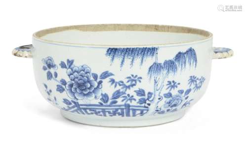 A Chinese porcelain blue and white twin-handled bowl