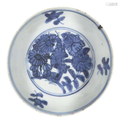A Chinese blue and white porcelain 'flowers' dish