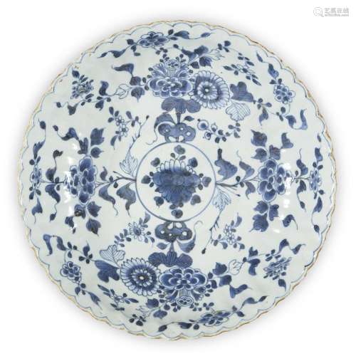 A Chinese export porcelain blue and white dish