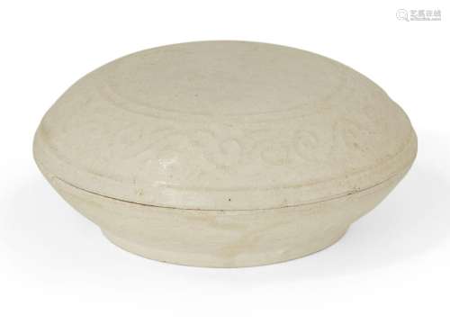 A Chinese porcelain circular box and cover