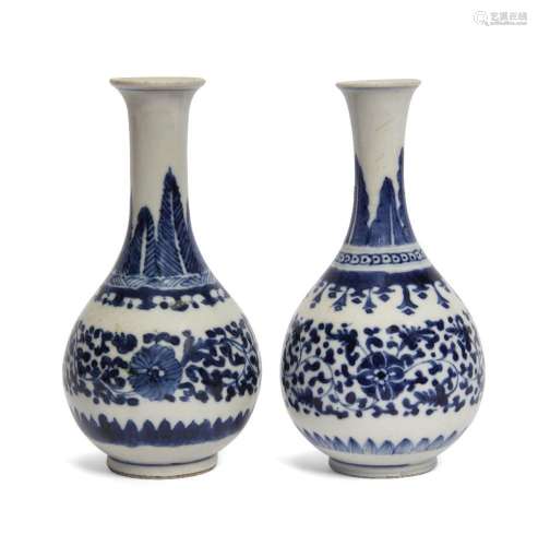 A pair of Chinese porcelain blue and white small vases