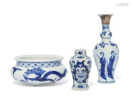 Three pieces of Chinese blue and white porcelain