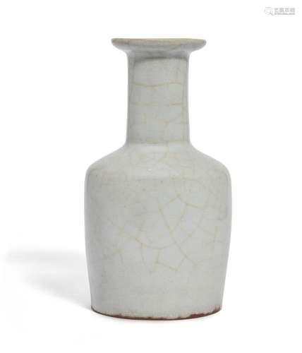 A Chinese porcelain monochrome crackle-glazed mallet vase