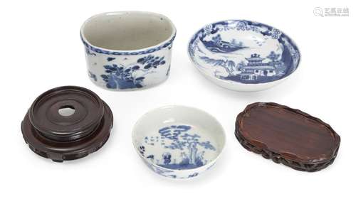 Three pieces of Chinese blue and white porcelain