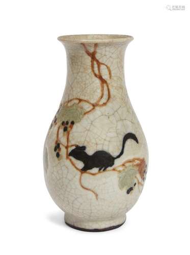 A Chinese porcelain Ge-type 'squirrel' vase