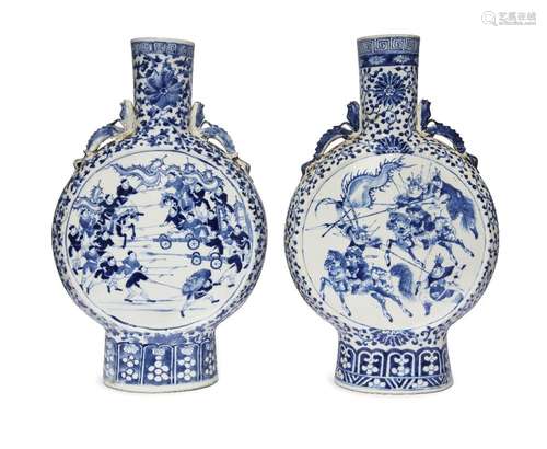 A pair of Chinese porcelain blue and white 'battle scene' mo...