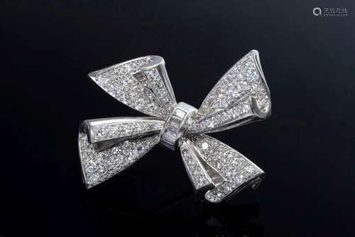 Fine WG 750 loop pin with diamonds and baguette diamonds (to...