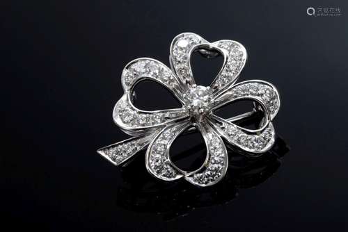 Elegant WG 750 cloverleaf pin with diamonds (total approx. 1...