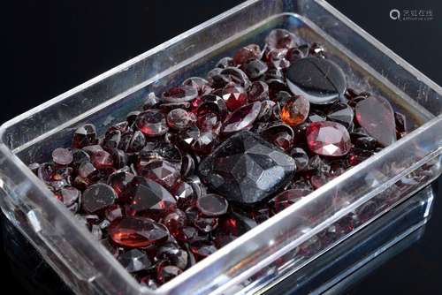 Lot of unmounted garnets in different cuts total approx. 92c...