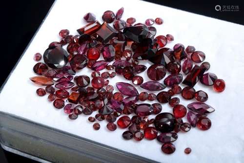 Lot of unmounted garnets in different cuts total approx. 48....