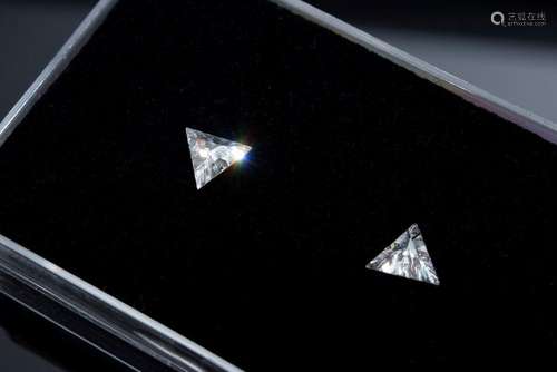 2 Unset triangle-cut diamonds total approx. 0.80ct/SI/TC