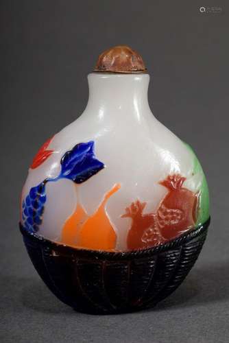 Peking glass snuffbottle with multicoloured overlay "fr...