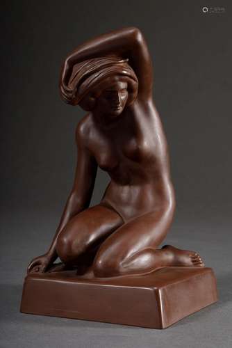 Meissen Böttger stoneware figure "Squatting female nude...