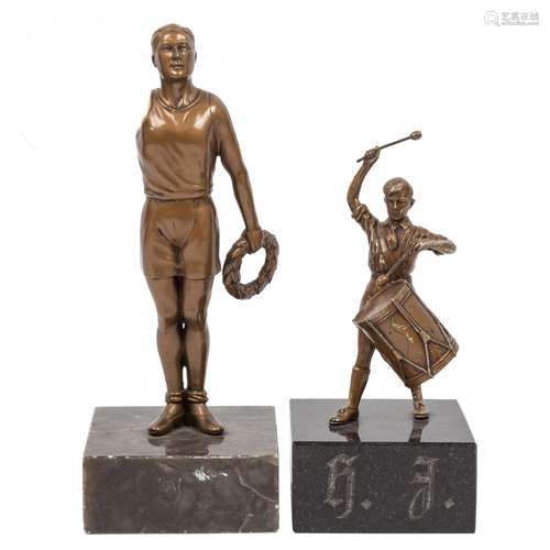 2 Metallgussfiguren je auf Sockel montiert,