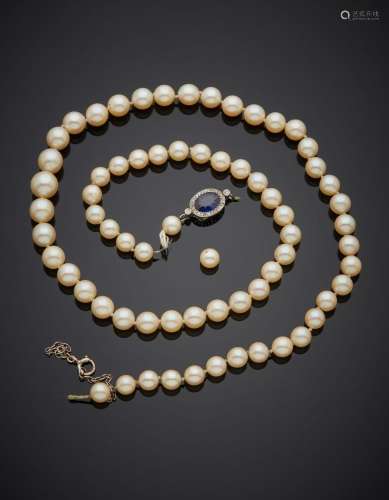 COLLIER (à réenfiler) composé d'un rang de perles de culture...